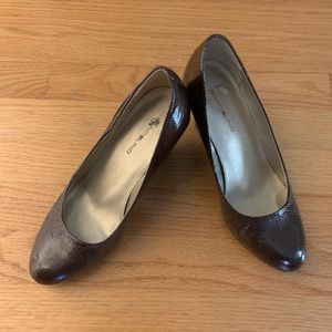 One pair women’s wedge shoes